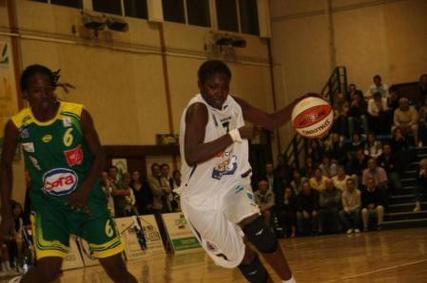 )Bineta Diouf (N°7) qui passe Mame Mary SY