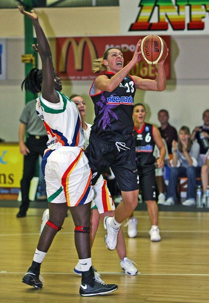 Jeanne Senghor 14 pts, 15 rbds et 4 passes en 13 minutes de présence sur le terrain