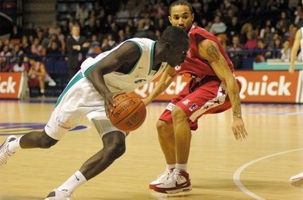 Lamine Sambe (Pau) 7 pts et 1 rbd