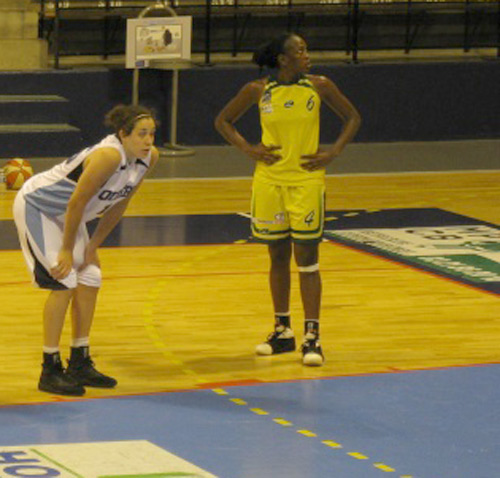 FRANCE NF1 09-10 : j1 : Licka Sy 9 pts, 3bds pour son premier match officiel