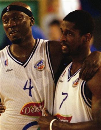 Ici avec Scott Forbes, Makthar Ndiaye a joué en NBA, participé aux Championnats du monde, gagné la CAN avec le Sénégal... Et a enflammé Vacheresse / Archives Celik Erkul