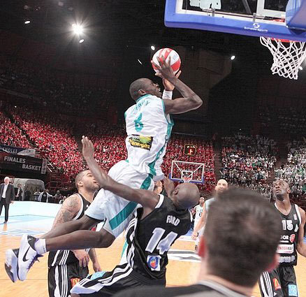 Antoine Mendy (Pau)17 pts, 2 rbds , 1 passe et 2 interceptions