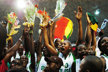 Remise du trophée à Maputo - Photo Narciso Mucucuchala Nhacila