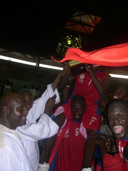 Le capitaine du SIBAC Babacar Sarr brandissant la coupe - photo SENEBASKET