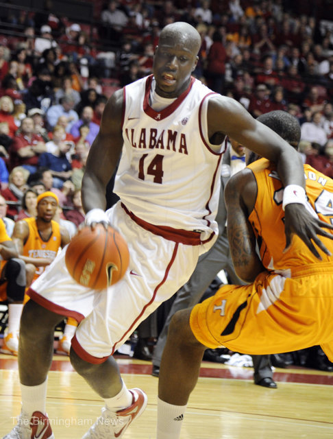 SEC Men's Basketball Tournament : Moussa Gueye (Alabama) se déplace en Floride