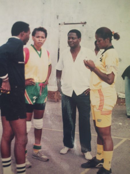 Longanza Kamimbaya «Petit Poisson», en jaune lors d'un match de handball