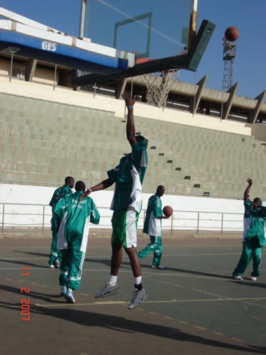 Les Joueurs de l'AS DOUANES à l'échauffement lors de leur match contre l'AS POLICE le 11/02/2007