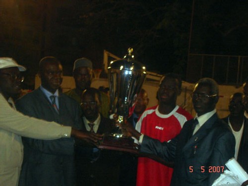 Abdoul Khadre Ndiaye de l'As Douanes recevant la coupe