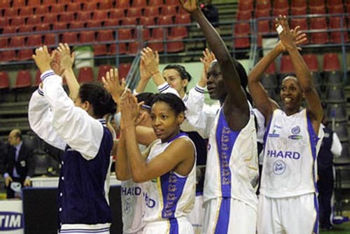 Astou Ndiaye 8 points et 8 rebonds avec ses partenaires - photo phard Napoli