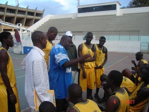 Coach Nzalé en plein brieffing