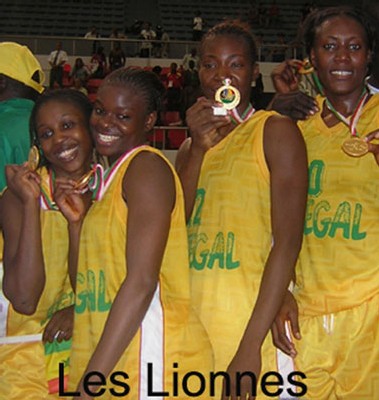 Fatou Dieng, Diodio, Awa Doumbia et Astou Traoré savourant leur médaille d'or -Photo APS