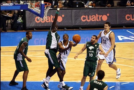 Boniface  Ndong (16 pts et 12 rbds ) au contre sur Mike Conley #11 (photo NBA)