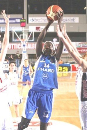 Astou Ndiaye 16 pts , 9 rbds ,2 contres 1 passe et 1 interception