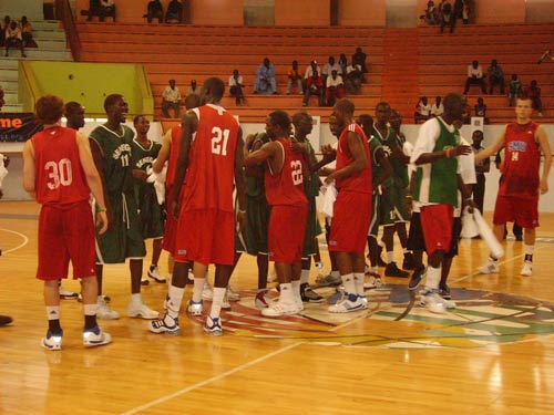 GAINDE CLASSIC : Les Lions locaux battent une équipe universitaire américaine 62-54)