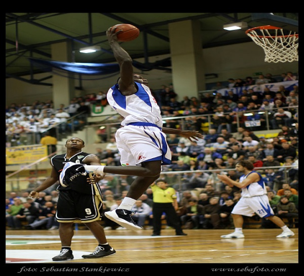 TOUR D'EUROPE:HONGRIE-Ousmane Barro(Szolnok) 20 pts, 13 rbds, 4 passes , 3 interceptions et 1 contre