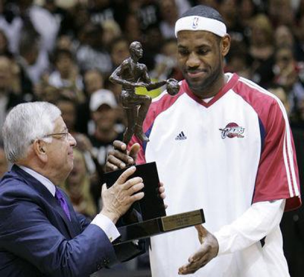 NBA - Lebron James, meilleur joueur pour la 2e année consécutive