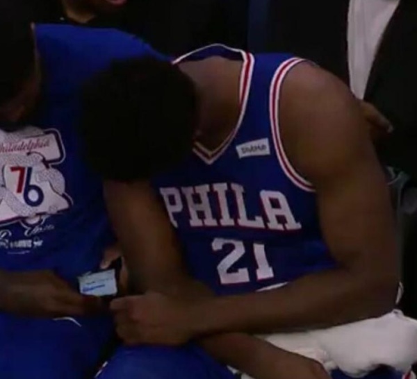 Nets - Sixers : Joel Embiid et Amir Johnson surpris au cellulaire pendant le match