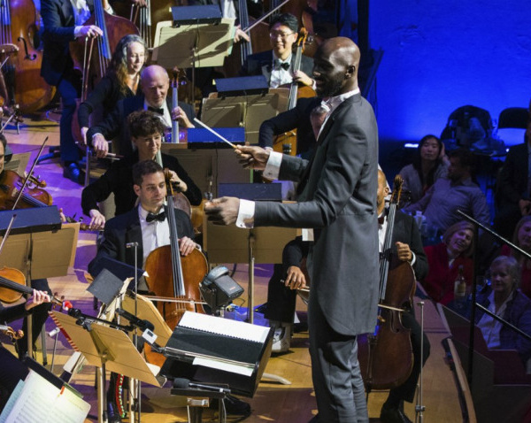 VIDEO NBA : Tacko Fall dirige l'orchestre philharmonique de Boston Pops lors d'un concert