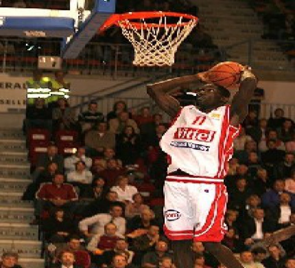 Aprés avoir décliné la selection sénégalaise Pape Badiane, de Roanne, remplace Ian Mahinmi, forfait